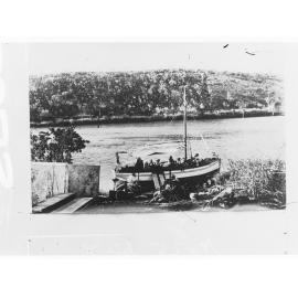 Northern Territory - unloading supplies from boat "Cray Fish" on Victoria River