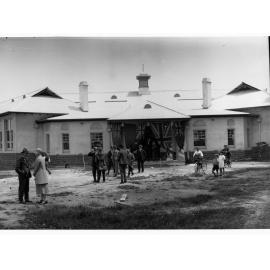 Empire Press Delegates visiting Colonel Light Gardens