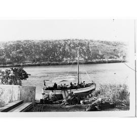Northern Territory - unloading supplies from boat "Cray Fish" on Victoria River