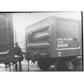 Automatic coupling on rail trucks