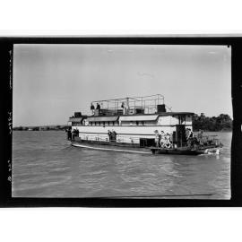 Mannum - boat on river